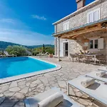 Luna Villa