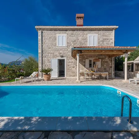 Luna Villa *